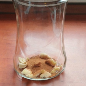 Připravte si vyšší sklenici, která má uzavíratelné víko.