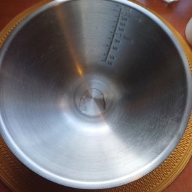 Do nerezové misky nejprve nalijte glycerin.