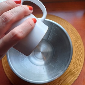 Následně přidejte vysokoprocentní alkohol, promíchejte a přilijte vodu.