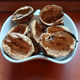 Na přípravu čaje ze skořápek vlašských ořechů použijte výhradně očištěné skořápky.