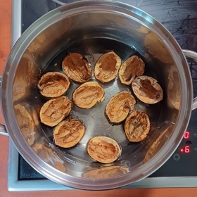 Zalijte je vodou a na mírném plameni dle zvoleného receptu nechte povařit.