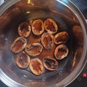 Odvar má tmavohnědou barvu a připomíná kávu.