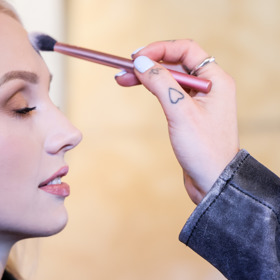 Na titulní straně prosincového vydání pózuje tanečnice Valeria Salvatore.