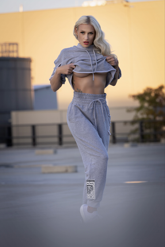 FOTO: Iva Sarauerová alias Ivka z MasterChefa nafotila sérii žhavých snímků. Pikantní fotky vznikly v rámci představení společné oděvní kolekce s Pavlem Berkym. – stránka 26