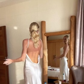 Anna Marie Kánská měla jednoduché bílé šaty s hlubokým výstřihem zezadu. 