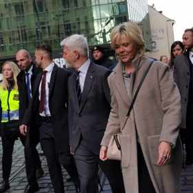 Prezident Petr Pavel s manželkou Evou na Národní třídě.