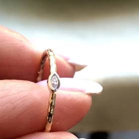 Herečka Jitka Sedláčková se pochlubila zásnubním prstýnkem ze žlutého zlata s briliantem.