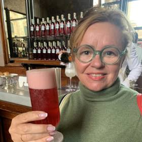 Povšimněte si, že herečka už prstýnek hrdě ukazuje světu.