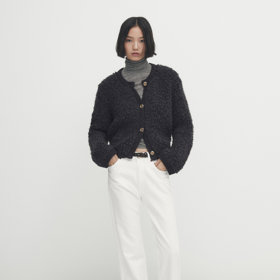 Propínací kardigan bude skvěle vypadat k širším kalhotám. Kardigan Massimo Dutti, 3 995 Kč