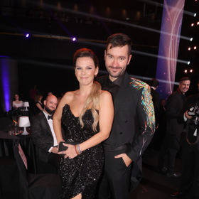 Marek Ztracený s manželkou Marcelou se na České slavíky dokonale sladili za pomoci módního salonu sourozeneckého návrhářského dua Poner. Marek zvolil vyšívaný a krystaly zdobený frak, Marcela oblékla korzetové šaty zdobené flitry s vysokým rozparkem a vlečkou.