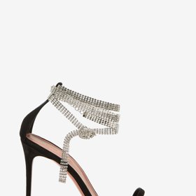 Střevíčky se štrasem značky Amina Maudi stojí v přepočtu 15 900 Kč.