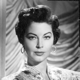 "Přála bych si dožít se 150 let. Jinak doufám, že v den mé smrti budu v jedné ruce držet cigaretu a ve druhé sklenku whisky."