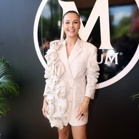 Zpěvačka Monika Bagárová v upcyklovaném modelu značky ON THE BOAT návrhářky Jany Horejšové, který představila na karlovarském filmovém festivalu letos v létě.