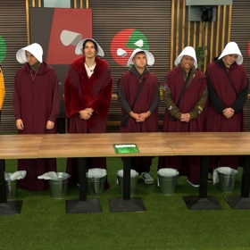 Pro sluhy Big Brother vybral hábity známé ze seriálu Příběh služebnice. 