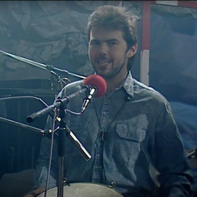 Moderátor Marek Eben se pochlubil archivní fotografií z období sametové revoluce, kdy si geloval vlasy.