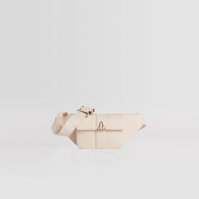 Elegantní ledvinka Bershka s metalickými prvky stojí 549 Kč.