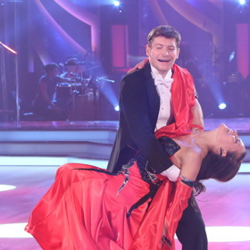 David Švehlík a Simona Švrčková. Ta oblékla rudou róbu s černým flitrovaným topem.