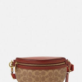 Podobné logo i model nabízí značka Coach. (5 190 Kč)