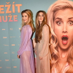 Dcera Jany Bernáškové, Justýna, oblékla šaty ze stejného butiku jako máma. Ani ona se nezalekla průhledné sukně.