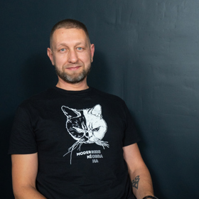 Dalším hostem moderátorky Báry Hlaváčkové v pořadu Ženská tabu byl instruktor a  zakladatel kurzu moderní sebeobrany Pavel Houdek.