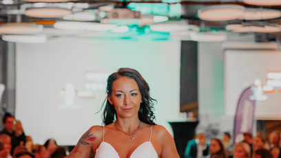 FOTO: Agáta Hanychová na přehlídce vynesla svatební šaty.