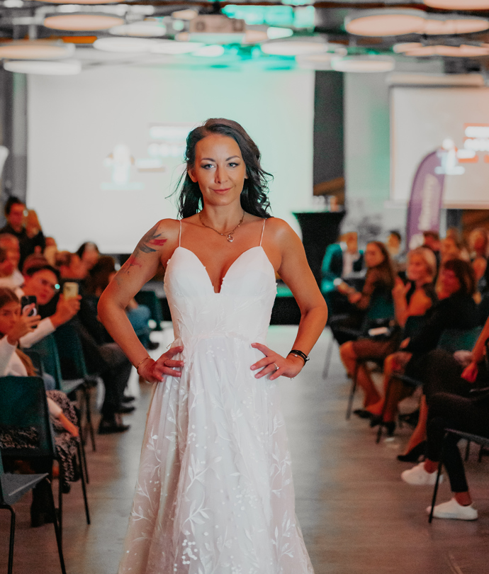 FOTO: Agáta Hanychová na přehlídce vynesla svatební šaty. – stránka 1972