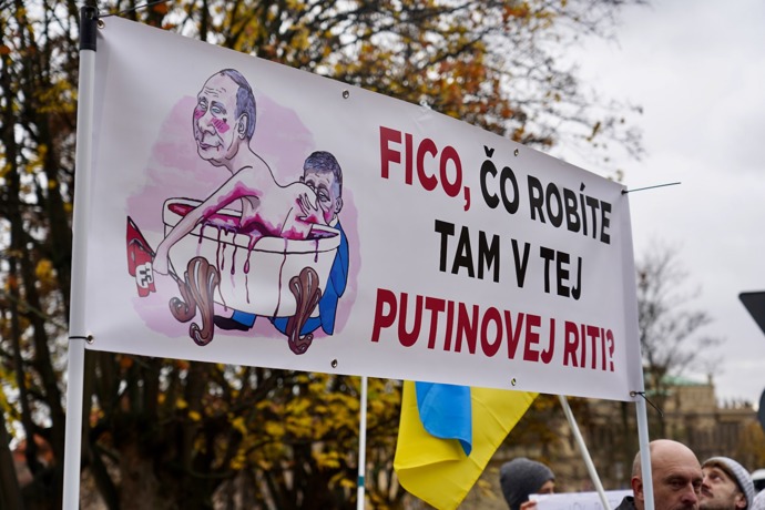 FOTO: Některé transparenty byly i ve slovenštině. – stránka 16