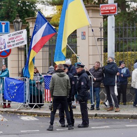 Čekali na něj před vjezdem do Strakovy akademie.