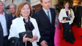Osmdesátnice Livia Klausová a její módní styl: Miluje černobílé kombinace a nebojí se ani zářivé červené