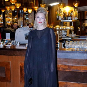 Hlavní hvězda filmu Její tělo Natália Germáni oblékla dlouhé černé šaty s provokativní krajkou v oblasti dekoltu.