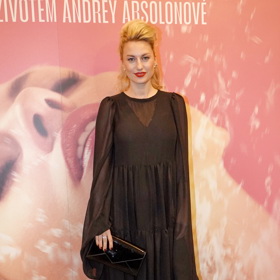 Natália Germáni doplnila černé šaty černým lakovaným psaníčkem.