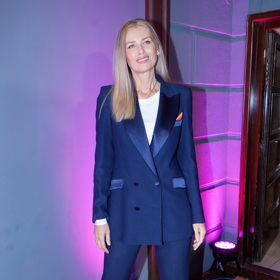 Jeho formální vzhled supermodelka odlehčila zapojením jednoduchého bílého trička.