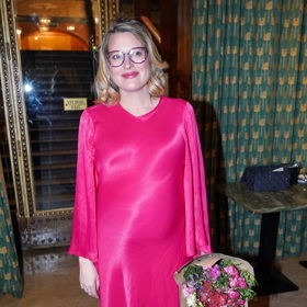 Režisérka a scenáristka filmu Její tělo Natálie Císařovská oblékla šaty s dlouhým rukávem v barvě Viva Magenta.