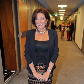 Její modely nepostrádají prověřené nadčasové prvky, stejně jako dotek současných nejžhavějších trendů. Metalický lesk a vysoké kozačky doplnily top s hlubším dekoltem a sáčko bez fazony. Nechybí ani nápadný šperk.