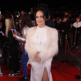 Zpěvačka Lucie Bílá zůstala na letošním předávání Českých slavíků věrná svému jménu a dorazila v bílé žoržetové róbě od návrhářského dua Poner.