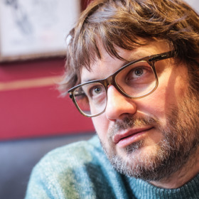  Petr se otci podobá i stejným tvarem nosu.