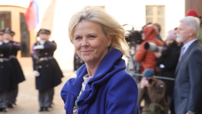FOTO: První dáma Eva Pavlová vynesla modrý kabát  z pod kterého vykukovaly krémové šaty.