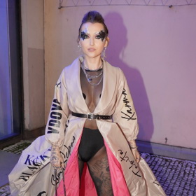 Raperka Sharlota přišla skoro nahá, jen v průhledném body a plášti s potiskem. 