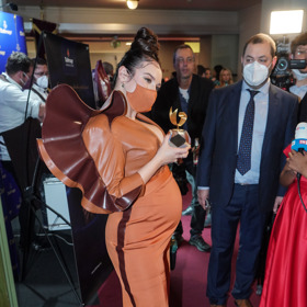 Ewa Farna vynesla na předávání cen Český slavík v roce 2021 extravagantní hnědý model z kůže.