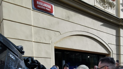 FOTO: Petr Pavel zapaluje svíčku na Národní třídě.