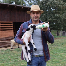 Tomáš Krejčíř se magazínu Lifee pochlubil beránkem Berym, kterému s manželkou zachránili život.