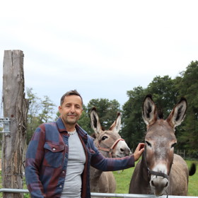 Herec Tomáš Krejčíř se svými oslíky - těhotnou Džandou a čerstvě kastrovaným Titem.