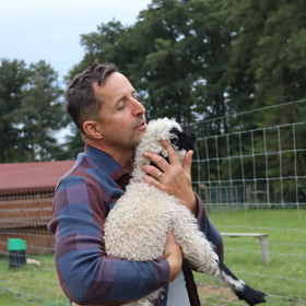 Tomáš Krejčíř popisuje, jak probíhá denní péče o 100 zvířat, která na statku má.