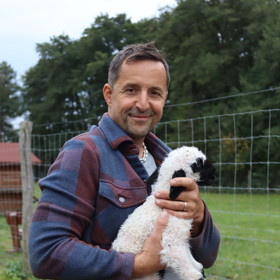 Herec a moderátor Tomáš Krejčíř pyšně pózuje s Berym, kterého odvrhla matka.