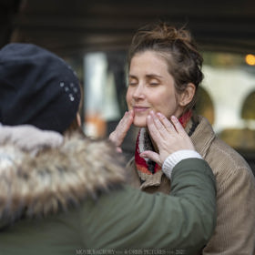 Jana Bernášková v rukou vizážistek.