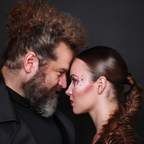 Josef Maršálek a Adriana Mašková zapózovali pro kadeřnictví, které Josef dlouhodobě navštěvuje.