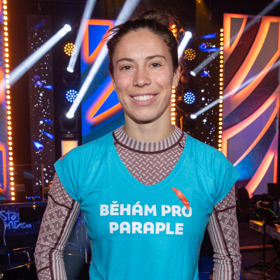 Eva Adamczyková přišla předávat šek pro Centrum Paraple bez špetky make-upu.