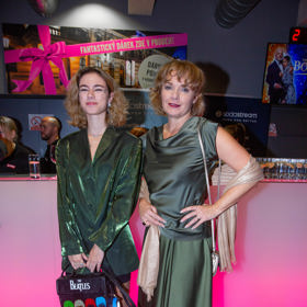 Maminku přišla podpořit dcera, herečka Anna Dvořáková. Také ona se zahalila do zelené.