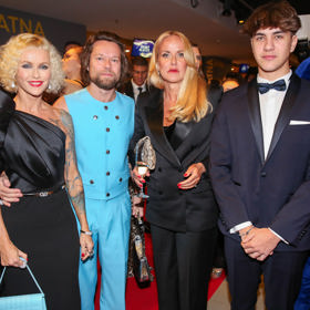 Vendula Pizingerová se synem a Richard Krajčo s manželkou.