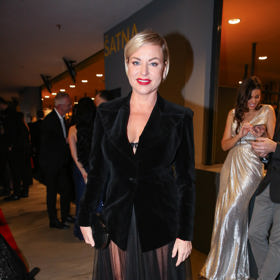 Martina Pártlová dorazila na Slavíky v trojkombinaci trendy tylové sukně, výrazně tvarovaného saka a na první pohled nenápadných, leč velmi důležitých flitrových šortek.